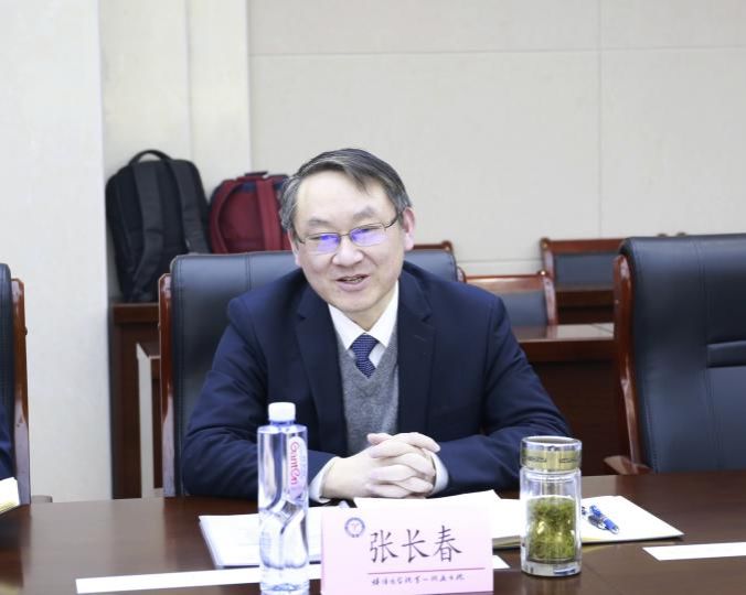 张长春工作图